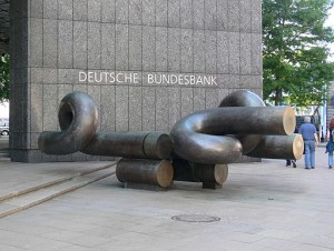 Skulptur vor der Hauptverwaltung der Deutschen Bundesbank in Hamburg, @Andreas Praefcke